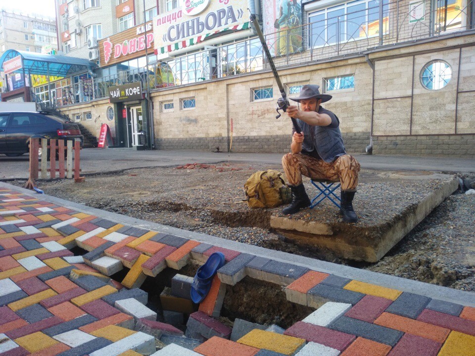 В юго-западном районе Ставрополя провалилась плитка В юго-западном районе Ставрополя провалилась плитка